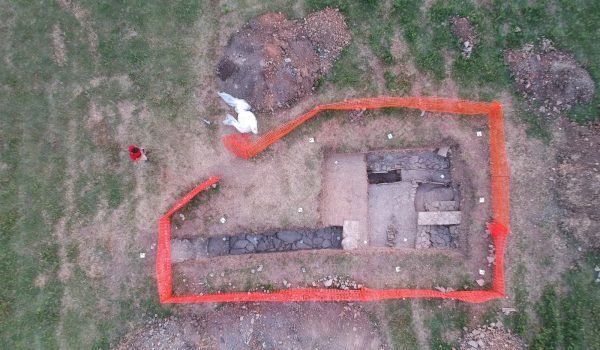 Veduta dall'alto degli scavi della colonia di Falerio Picenus. L'immagine da drone mostra la perimetrazione degli scavi archeologici e i primi rinvenimenti.