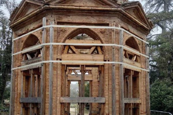 Foto che mostra il gazebo a base ottagonale in stile neogotico che ha subito un intervento di messa in sicurezza a causa dell'aggravamento della capacità statica.