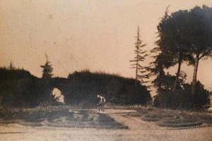 La foto mostra come, intorno agli anni ‘30, il giardino conservasse i caratteri originali del tempo. Si vede infatti come, all'interno delle aiuole, i fiori sono posizionati in modo tale da creare dei disegni dalle linee sinuose e la crescita delle chiome degli alberi fosse controllata per evitare di bloccare le visuali.