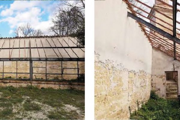 Le foto mostrano le condizioni in cui versa la serra nell'ambito del pomario. Della serra è rimasta la struttura in acciaio che si aggancia al volume in muratura: la serra versa in grave stato di degrado