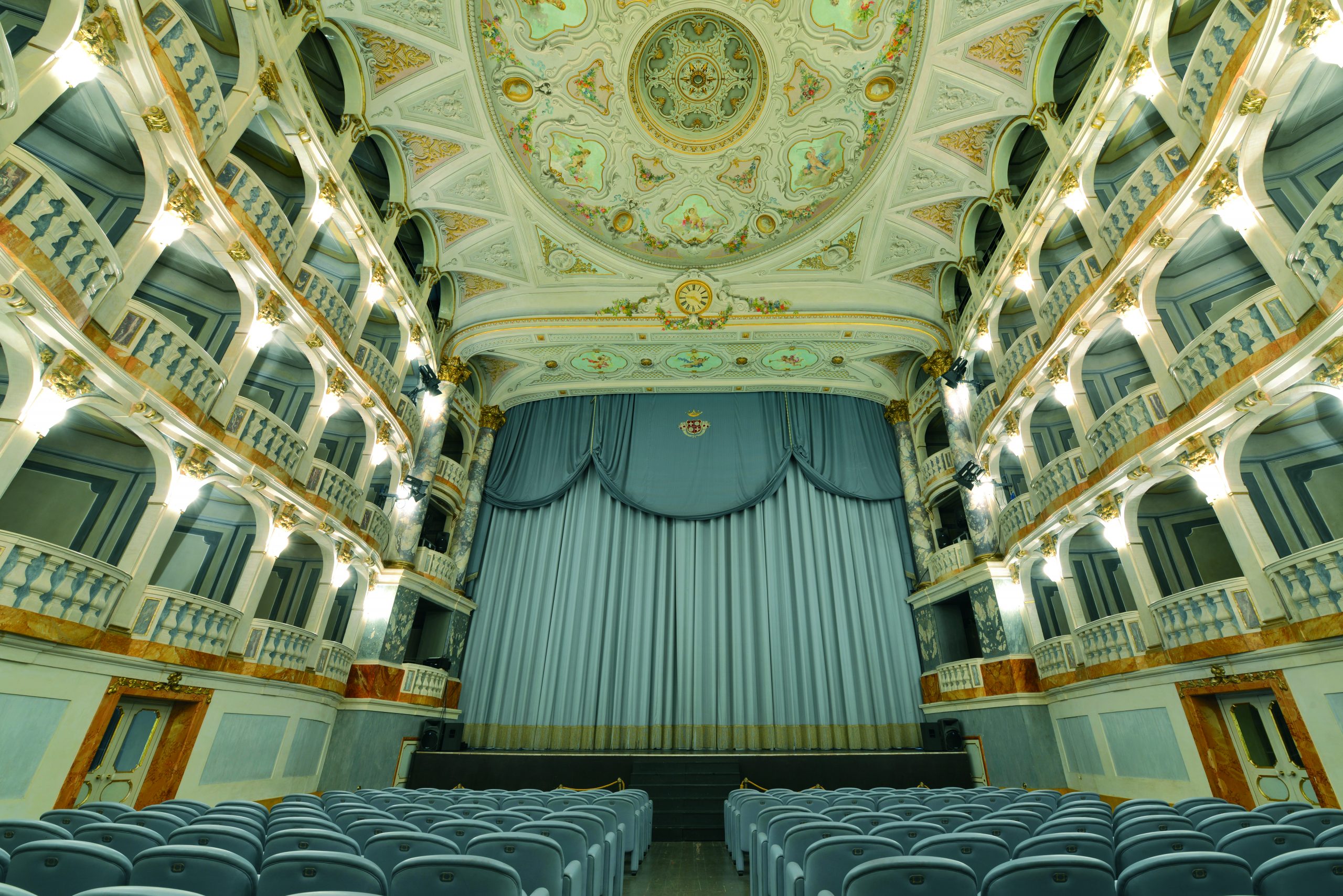 Teatro Lauro Rossi_palchi e soffitto decorato (1)